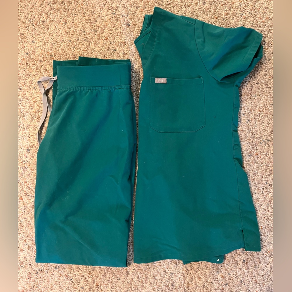 FIGS HUNTER GREEN SET
